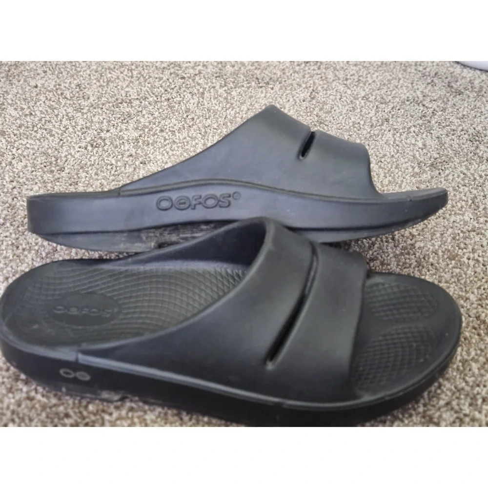 black OOFOS OOahh‎ recovery slide sandals. Mens 8 Woman's 10